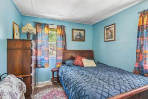 1 dormitorio con paredes azules y 1 cama en Cozy Massachusetts Escape with Patio, Near Beaches!, en Fairhaven