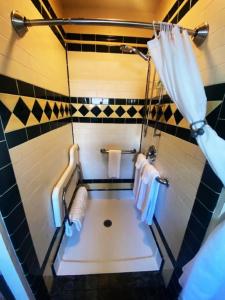 Salle de bains dans l'établissement Cherokee Lodge
