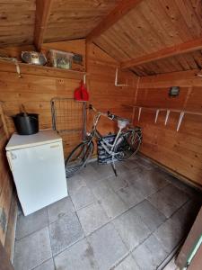 una bicicleta estacionada en la esquina de un garaje en Stacaravan Verhuur Drenthe en Eext