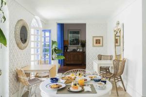 Cette chambre comprend une table avec des assiettes de nourriture. dans l'établissement The Pearl - Marbella, à Marbella