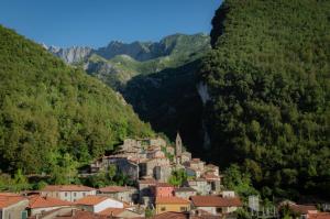 une ville au milieu d'une montagne dans l'établissement Casa Vinicia, à Equi Terme