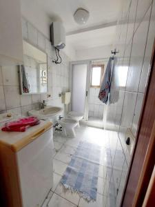 Baño blanco con aseo y lavamanos en apartment Grace, just 200 meter from beach, Campomarino Madonnina, en Torre Ovo