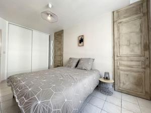 a bedroom with a large bed and a large closet at Appartement Au cœur de Troyes in Troyes