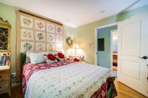 Un dormitorio con una cama con flores rojas. en North Carolina Abode with Fire Pit and Mountain Views!, en Sylva