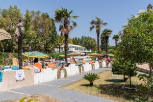 ein Resort mit einem Strand mit Stühlen und Sonnenschirmen in der Unterkunft Villaggio Costa d'Argento in San Vito Chietino