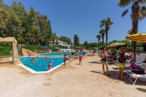 een groep mensen in een zwembad in een resort bij Villaggio Costa d'Argento in San Vito Chietino