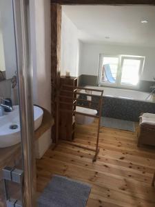 ein Badezimmer mit einem Waschbecken, einem WC und einem Spiegel in der Unterkunft Dachgeschosszimmer mit Terrasse in Wismar
