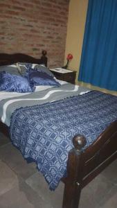 1 dormitorio con 1 cama con edredón azul en tranquilidad a pocos km centro! en Resistencia