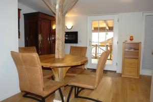 una sala da pranzo con tavolo e sedie in legno di Jakobstränke 