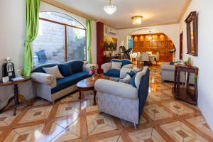 una sala de estar con sofás azules y una mesa. en Tropical Paradise, Galápagos, en Puerto Baquerizo Moreno