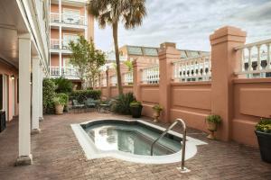 bañera de hidromasaje en el patio de un edificio en Meeting Street Inn, en Charleston