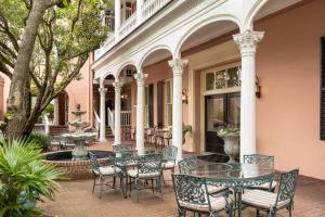 um pátio com mesas e cadeiras em frente a um edifício em Meeting Street Inn em Charleston
