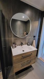ein Bad mit einem Waschbecken und einem Spiegel in der Unterkunft Midt i Drammen - supersentralt og gratis parkering in Drammen