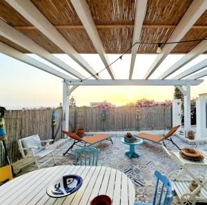 d'une terrasse avec des tables et des chaises. dans l'établissement La Villa di Eracle, à Licata