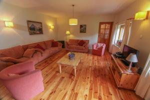 una sala de estar con un sofá y una mesa en Vakantiehuis Reuzengebergte, en Szklarska Poręba