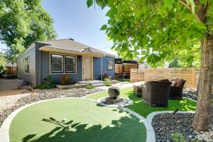 um pequeno quintal com um relvado verde em frente a uma casa em Chic Reno Home with Game Room and Putting Green! em Reno