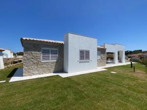 a villa with a view of the yard at Villa Lorisa in Tanaunella