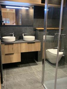 Kúpeľňa v ubytovaní chalet du Champel jacuzzi