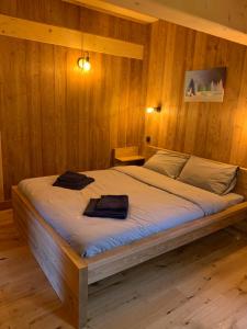 Posteľ alebo postele v izbe v ubytovaní chalet du Champel jacuzzi