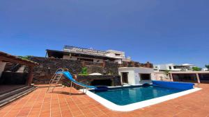 basen ze zjeżdżalnią obok domu w obiekcie Preciosa Casa Cristian y María con piscina privada w Tías