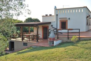ein Haus mit einer Terrasse und einem Gebäude in der Unterkunft VILLA MARILENA in Andriace