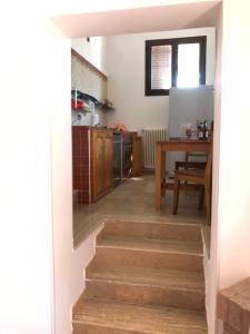 eine Küche mit einer Treppe, die in eine Küche mit einem Tisch führt in der Unterkunft VILLA MARILENA in Andriace