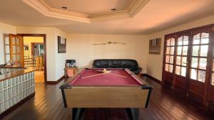 um quarto com uma mesa de bilhar no meio em Preciosa Casa Cristian y María con piscina privada em Tías