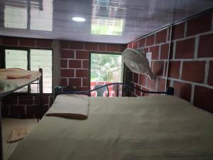 Habitación hospitalaria con cama y ventilador en Casa hospedaje mayesty, en San Cipriano