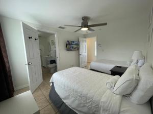 1 dormitorio con 2 camas y ventilador de techo en Guest houses West Palm Beach 2BR or 1BR en West Palm Beach