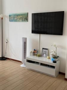 Televízia a/alebo spoločenská miestnosť v ubytovaní Relax & Comfort Redona 8 Green Oasis near City Centre