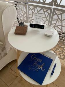 una mesa blanca con un cartel que diga invitado, pero en Relax&Comfort Redona 8, en Bérgamo