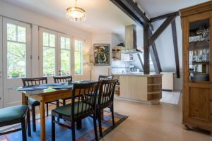 Kuchyňa alebo kuchynka v ubytovaní Strandvilla Hubertus Boltenhagen - Ferienwohnungen Apartment mit Parkplatz WLAN Küche Garten Grillplatz Waldbaden