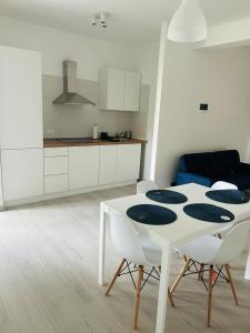 einen weißen Tisch und Stühle im Wohnzimmer in der Unterkunft aria di mare levante in Torino di Sangro
