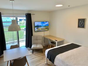una camera da letto con un letto, una scrivania e un tavolo di APPART-HOTEL L'UNI a Québec