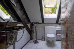 Kúpeľňa v ubytovaní Strandvilla Hubertus Boltenhagen - Ferienwohnungen Apartment mit Parkplatz WLAN Küche Garten Grillplatz Waldbaden + 126 fotografií