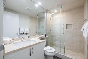 een badkamer met een douche, een toilet en een wastafel bij Wildwood Lodge by Outpost Whistler in Whistler