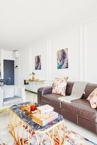 ein Wohnzimmer mit einem Sofa und einem Couchtisch in der Unterkunft Luxurious sandton apartment with Inverter in Sandton