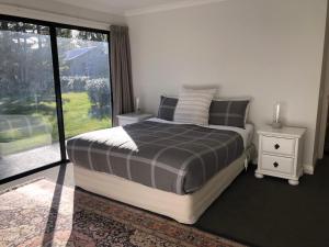 sypialnia z łóżkiem i dużym oknem w obiekcie 4 Bedroom on North West Arch - Free Wifi w mieście Twizel