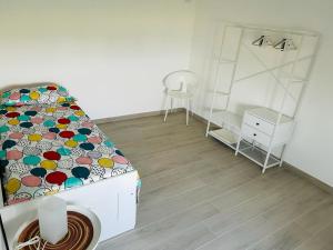 ein Schlafzimmer mit einem Bett und einem Stuhl darin in der Unterkunft aria di mare levante in Torino di Sangro