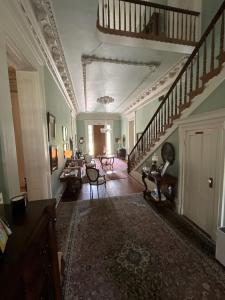 Großes Zimmer mit einer Treppe und einem Wohnzimmer in der Unterkunft The Belmont 1857 in Wayside