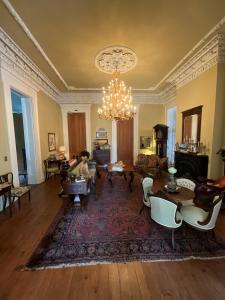 uma grande sala de estar com um lustre em The Belmont 1857 em Wayside