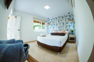 a bedroom with a bed with blue and white wallpaper at Hotel Isla Bonita in San Andrés