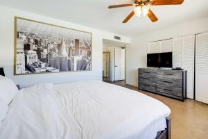 1 dormitorio con 1 cama y ventilador de techo en Bright Scottsdale Home Private Pool and Gas Grill!, en Scottsdale