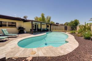 una piscina en el patio trasero de una casa en Bright Scottsdale Home Private Pool and Gas Grill!, en Scottsdale