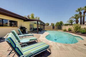 een patio met ligstoelen en een zwembad bij Bright Scottsdale Home Private Pool and Gas Grill! in Scottsdale