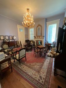 sala de estar con muebles y lámpara de araña. en The Belmont 1857, en Wayside