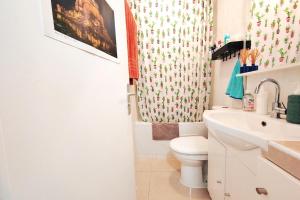 een badkamer met een toilet en een wastafel bij Charming 36m2 Apt in Parijs