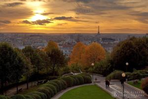 een park met uitzicht op de stad bij zonsondergang bij Charming 36m2 Apt in Parijs