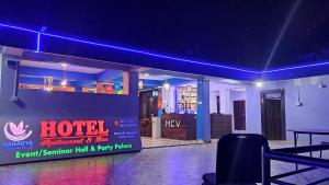 une chambre d'hôtel avec une lumière bleue la nuit dans l'établissement MANAGYA COUNTRY VILLA, 