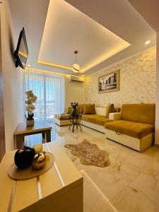 una sala de estar con un sofá y una mesa en Luxury Villa Ulcinj, en Ulcinj